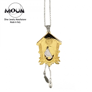 Collana con pendente a forma di orologio a cucù in argento 925 placcato oro con elementi in argento rodiato.