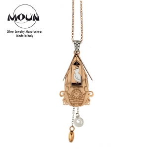 Collana con pendente a forma di orologio a cucù in argento 925 placcato oro rosa con elementi in argento rodiato.