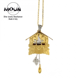 Collana con pendente a forma di orologio a cucù in argento 925 placcato oro  con elementi in argento rodiato.