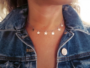 Collana girocollo con 7 stelle, in argento 925 anallergico e nickel free.