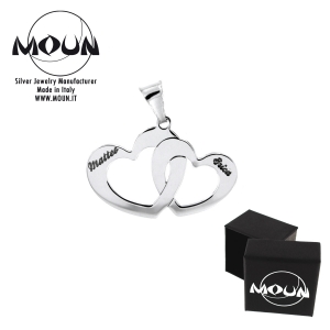 Ciondolino a forma di 2 cuori uniti e traforati con incisioni personalizzabili, in argento 925 rodiato.